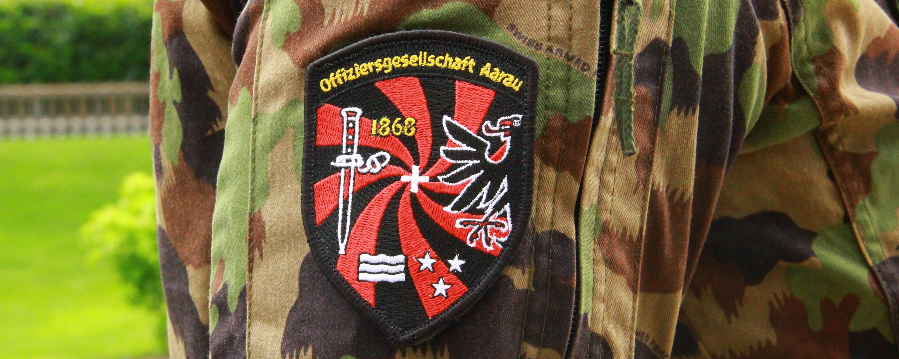 Ein Badge der Offiziersgesellschaft Aarau auf einem Tarnanzug.