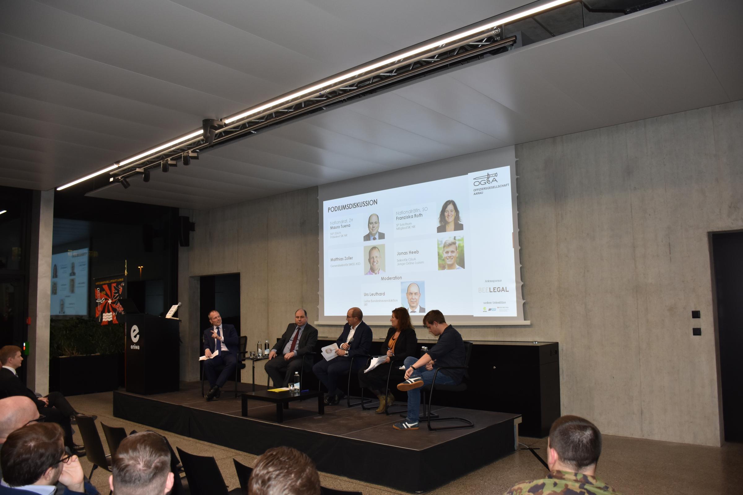 Teilnehmende der Podiumsdiskussion inkl. Moderator Urs Leuthard.