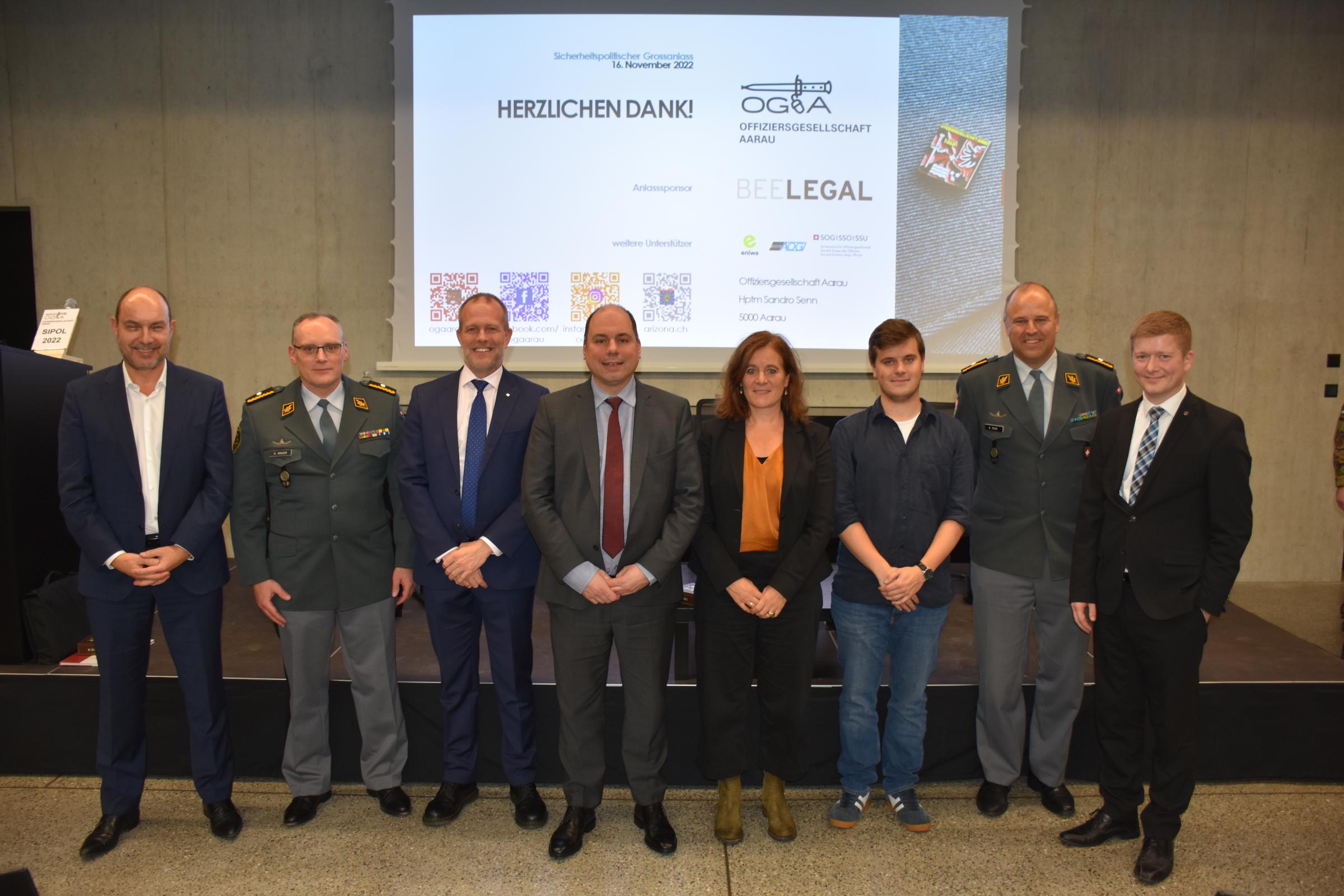 Gruppenfoto Referenten und Podiumsteilnehmer mit dem Präsidenten der OG Aarau