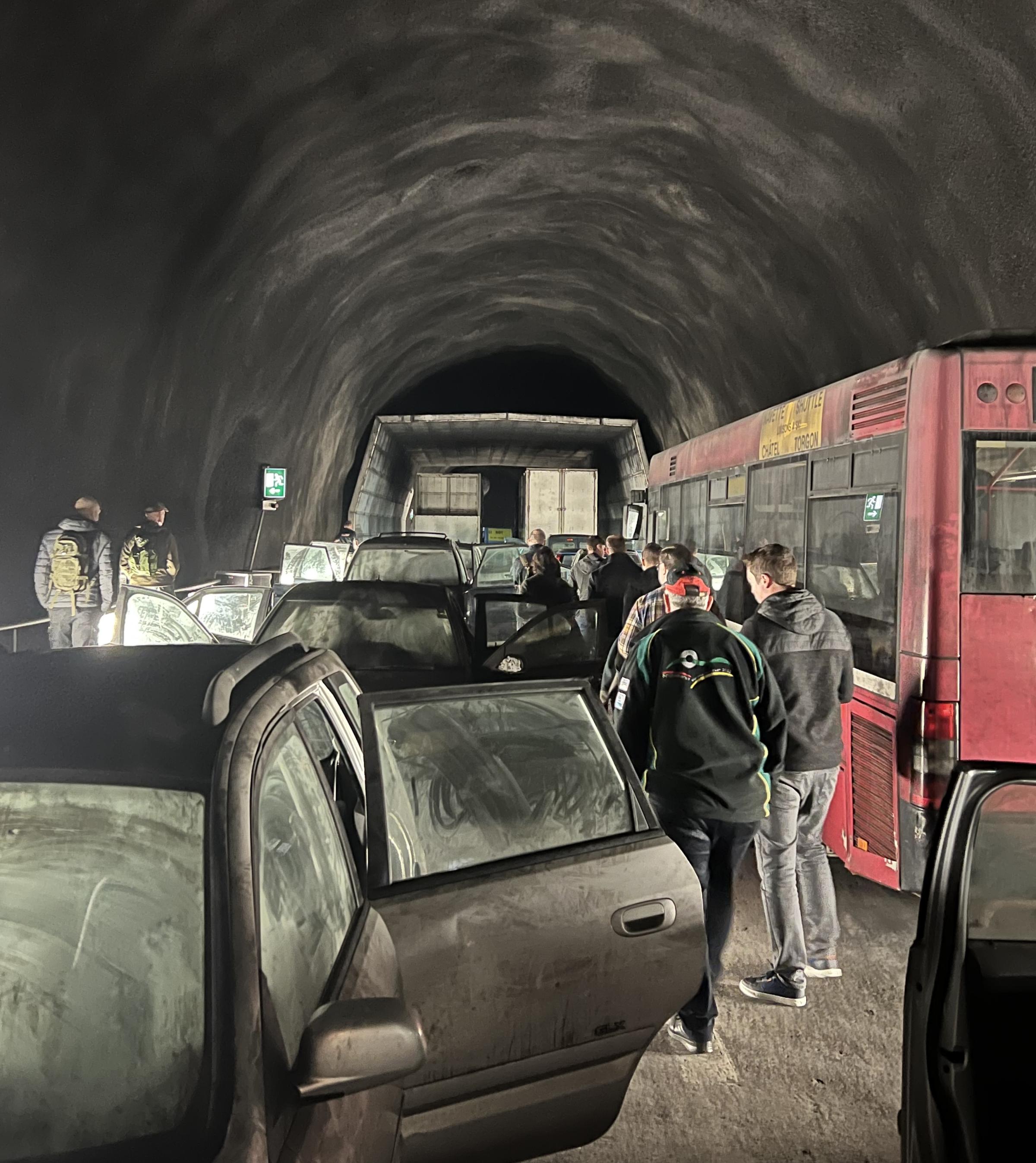 Die Teilnehmer blicken in den langen Brandtunnel mit verkohlten Autos, Bussen und LKWs.