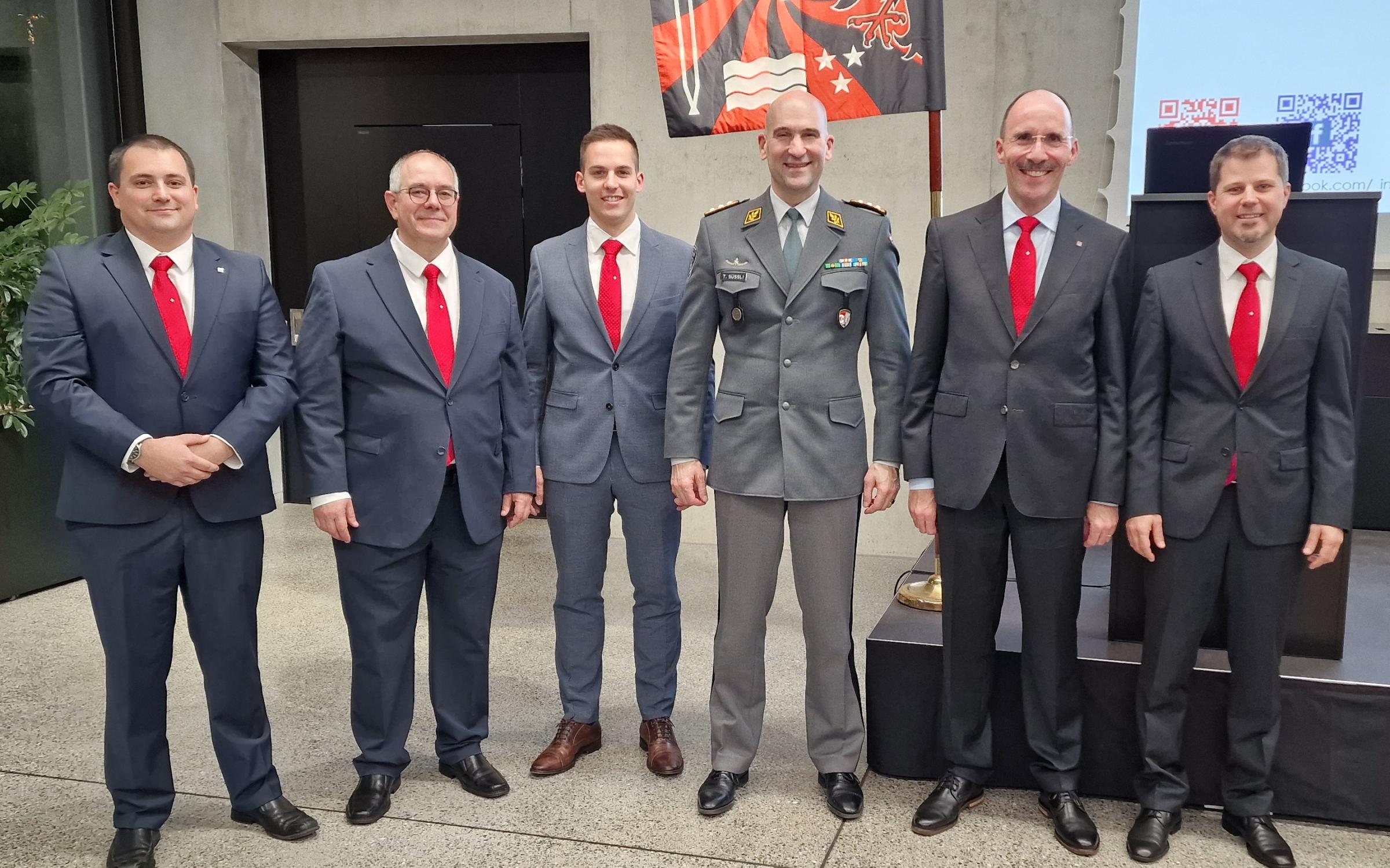Gruppenfoto des Vorstandes und des Chefs der Armee, Korpskommandant Thomas Süssli