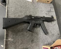 Die Heckler & Koch MP5 mit 9mm-Kaliber verschiesst ihr 30 Schuss fassendes Magazin schneller, als einem lieb ist.