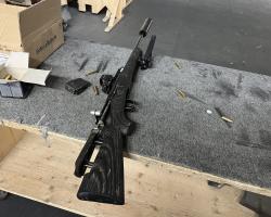 Der Karabiner 31 «Sniper» ist ein mit Holo-Visier, Schalldämpfer und Zweibein-Stütze ausgestatteter Karabiner mit einem grauen Holz-Finish.