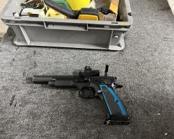 Die Präzisionspistole CZ 75 TS «Czechmate» sorgte mit ihrem Rotpunktvisier für Treffsicherheit und diente auch als Wettschiess-Waffe.