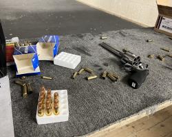 Der 500 Smith & Wesson «Performance Center» Revolver sorgte mit seinen Artillerie-Geschoss-ähnlichen Patronen für ordentlich Wumms.