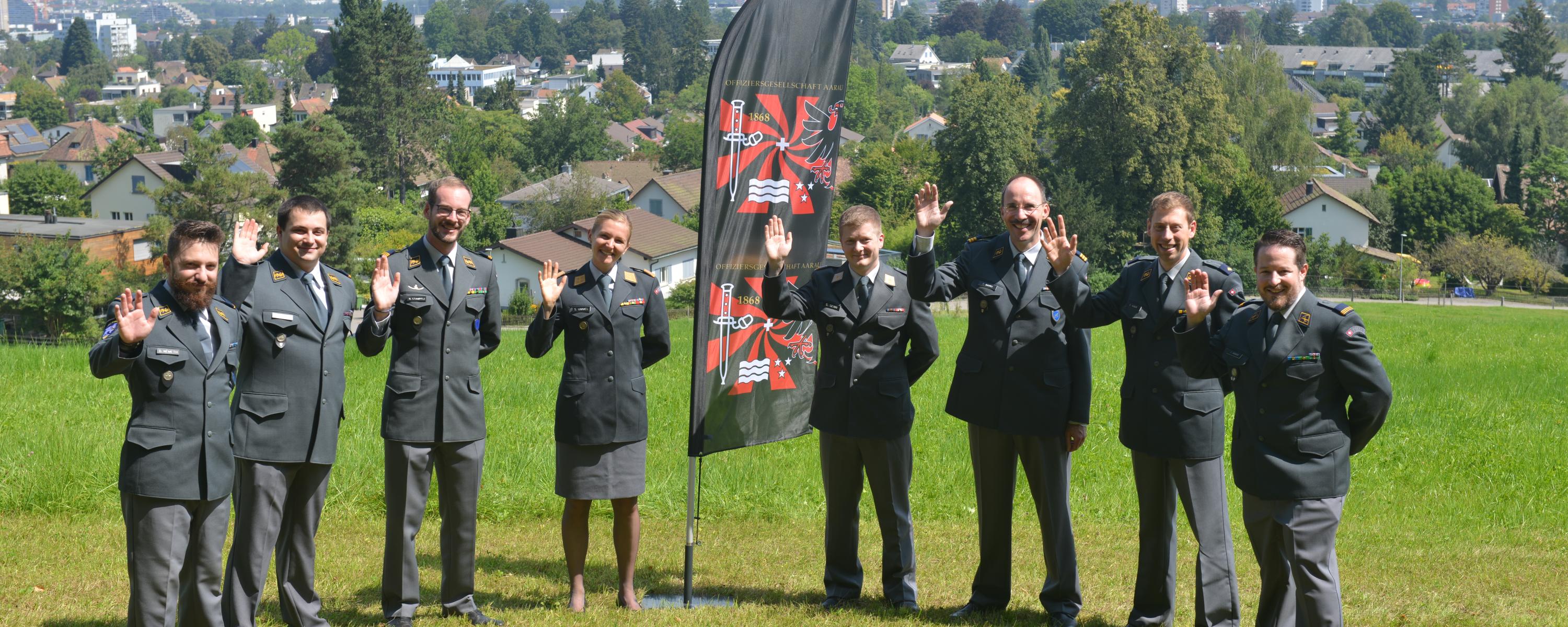 Der Vorstand der OGA, Gruppenfoto winkend 2021