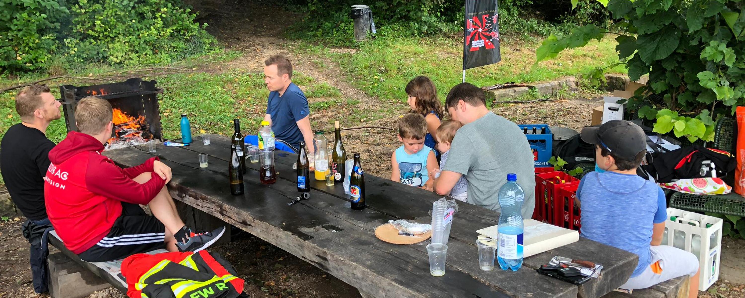 Mitglieder und Familie beim Grillieren bei der Friedenslinde