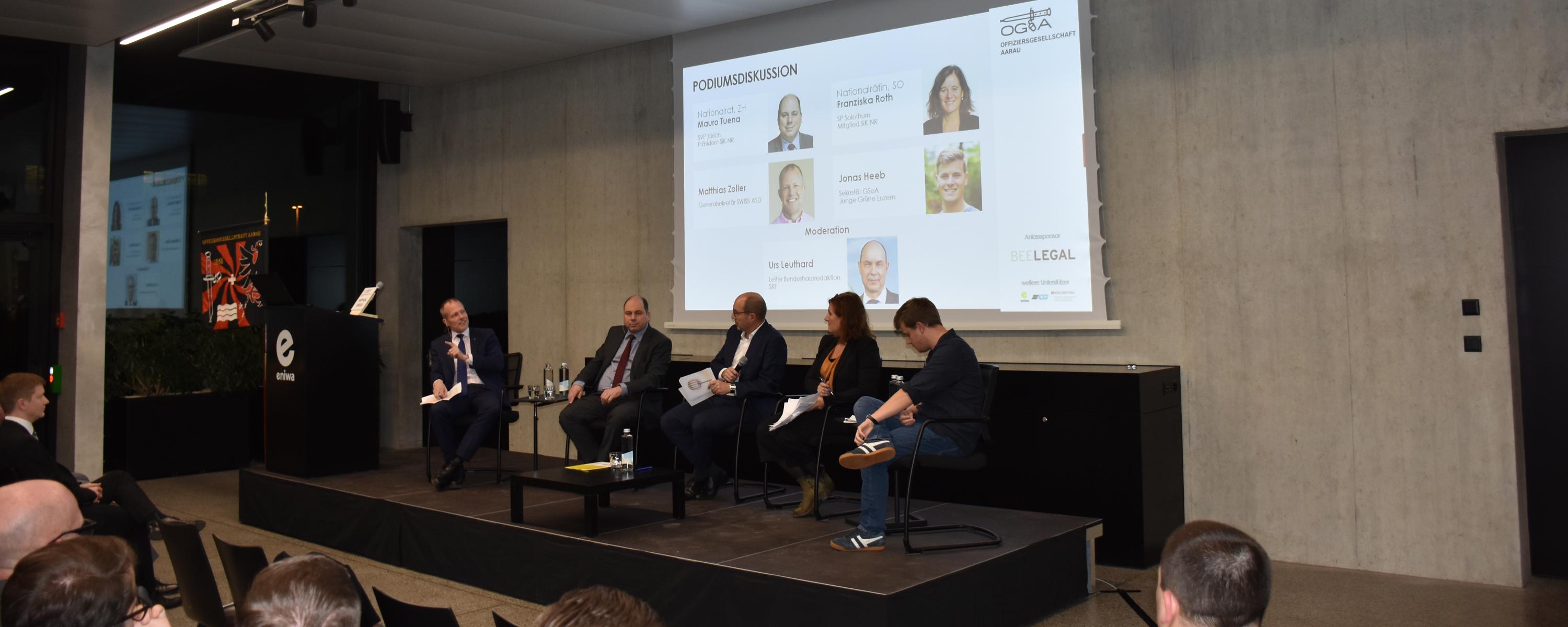 Teilnehmende der Podiumsdiskussion inkl. Moderator Urs Leuthard.