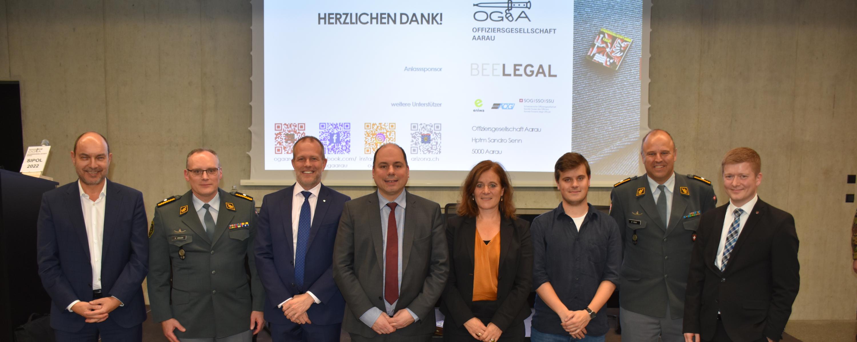Gruppenfoto Referenten und Podiumsteilnehmer mit dem Präsidenten der OG Aarau