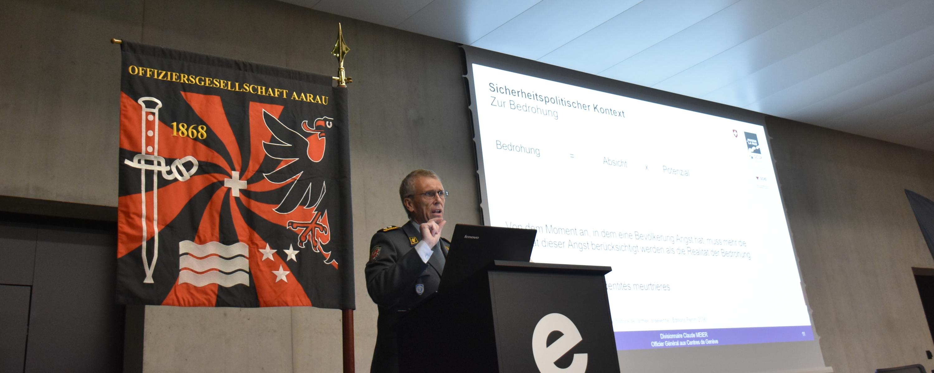 Divisionär Claude Meier bei seinem Referat