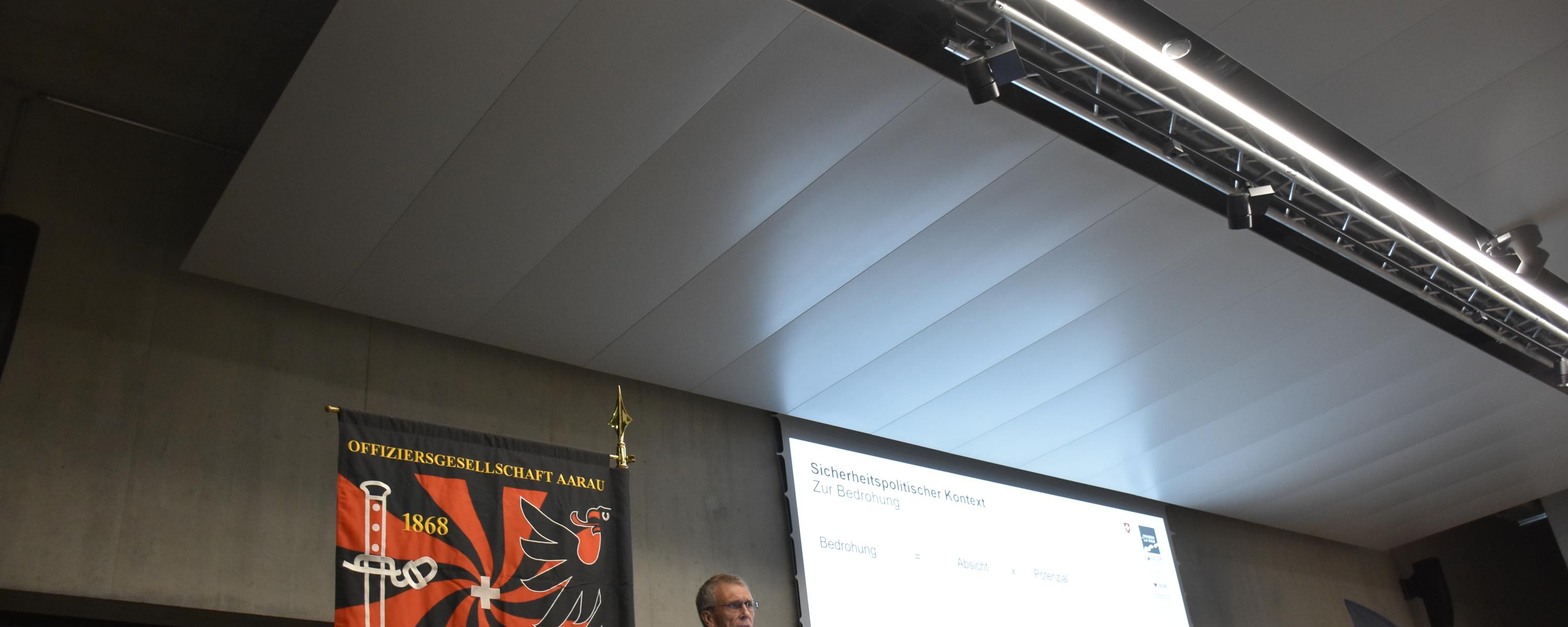 Divisionär Claude Meier bei seinem Referat