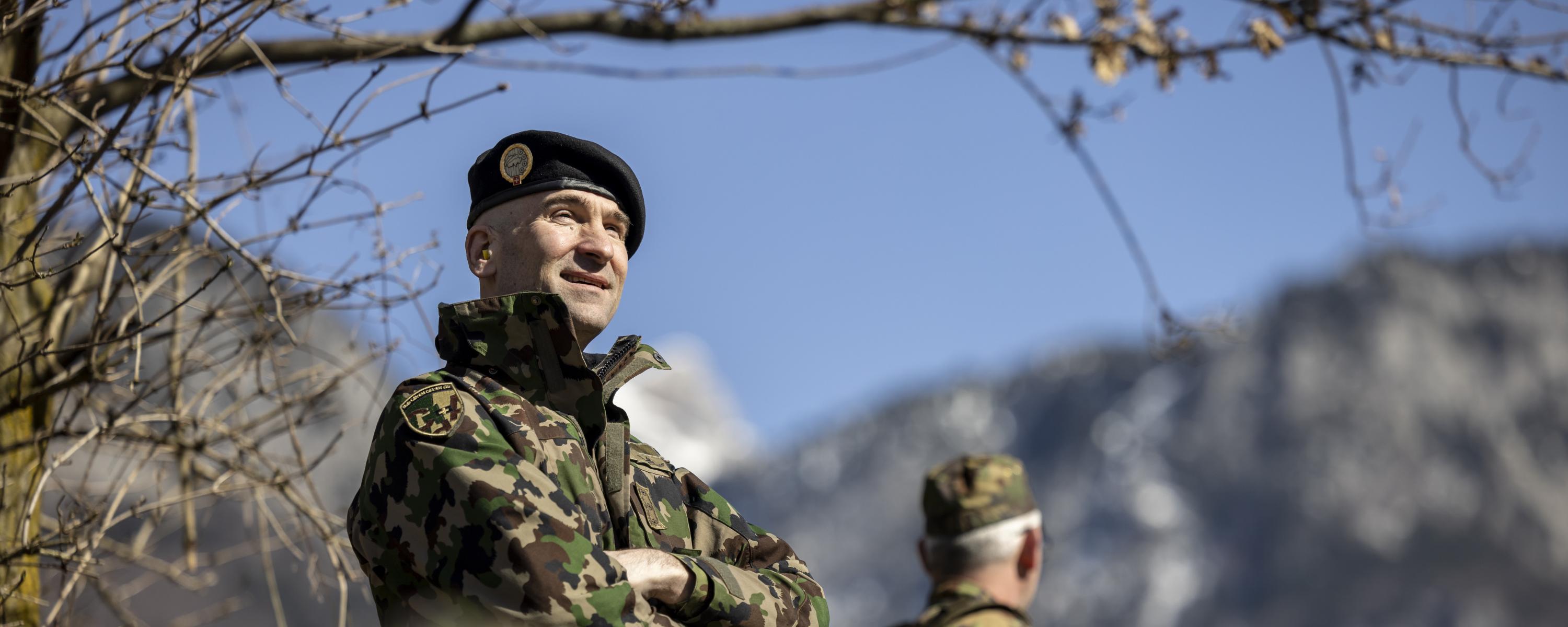 Korpskommandant Thomas Süssli, Chef der Armee, blickt ins Gelände