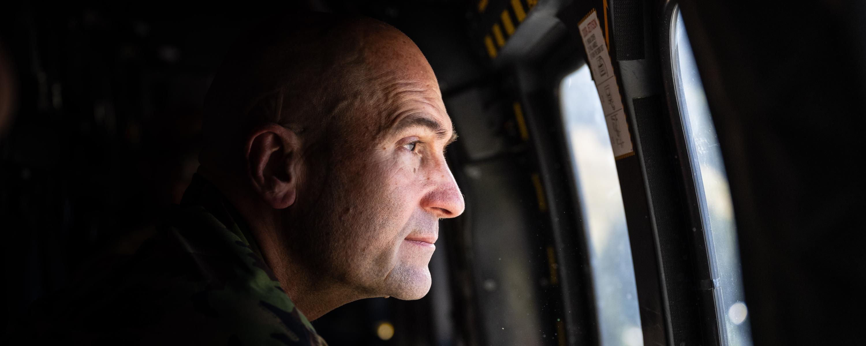 Korpskommandant Thomas Süssli, Chef der Armee, blickt aus einem Armeehelikopterfenster