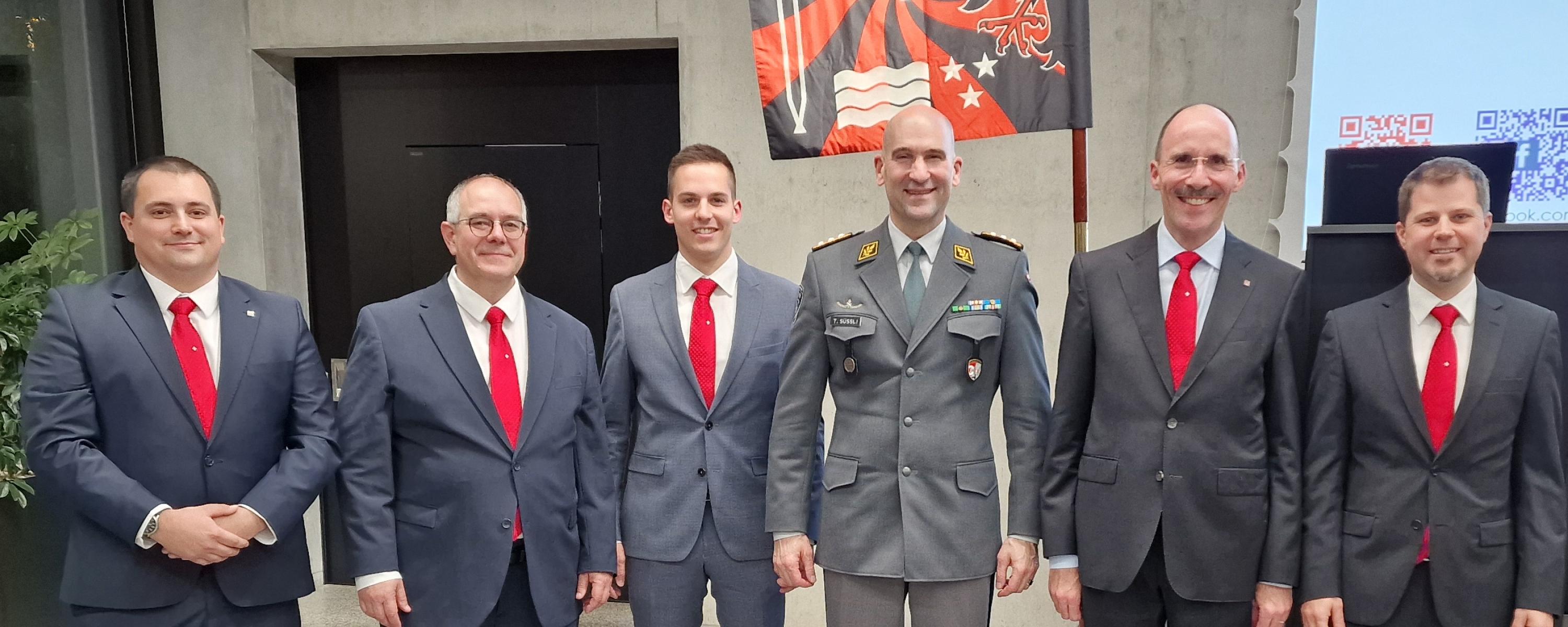 Gruppenfoto des Vorstandes und des Chefs der Armee, Korpskommandant Thomas Süssli
