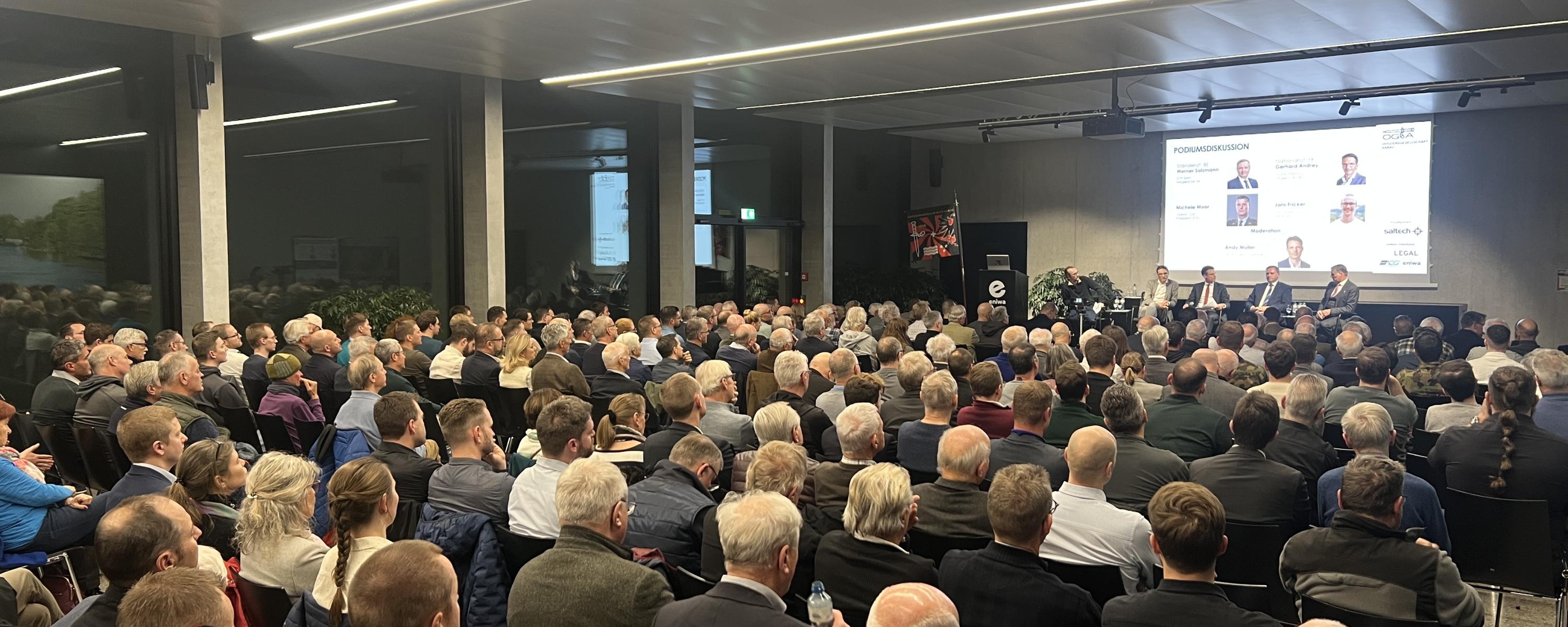 Besucher und Podium am SIPOL 2025