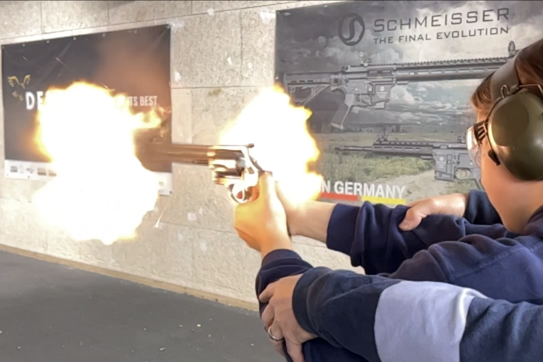 Slow-Motion-Aufnahme eines .500 S&W Revolverschusses