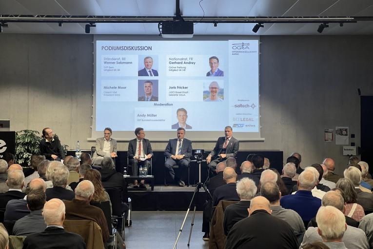 Die Podiumsteilnehmer am SIPOL 2025