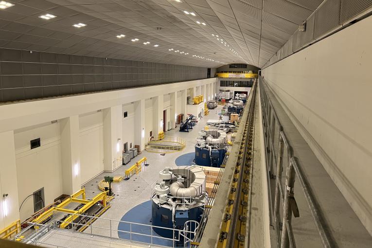 Überblick über die Maschinenkaverne im Pumpspeicherkraftwerk Linth-Limmern.